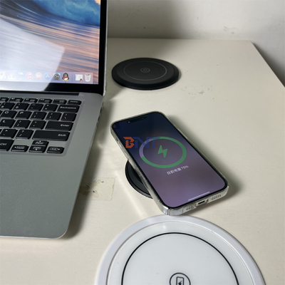 오피스 가구 EU 전원 소지 & usb a + c와 함께 원형 Qi 무선 충전기 소파 커피 테이블 충전 스테이션