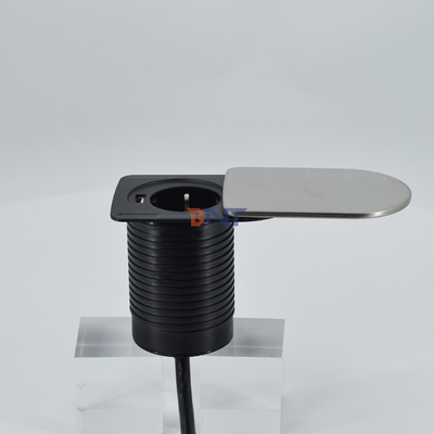 미니 소켓은 데스크톱 사무실 가구 아래로 숨겨져있다 테이블 1 EU 1 USB A 충전기