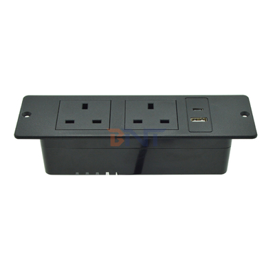 영국 표준 사용자 지정 AC 전원 소재 플라스틱 가구 벽 소재 2 개의 소지점 1 USB & 1 타입 C 포트 16A 등급 전류