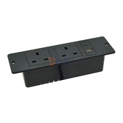 영국 표준 사용자 지정 AC 전원 소재 플라스틱 가구 벽 소재 2 개의 소지점 1 USB & 1 타입 C 포트 16A 등급 전류