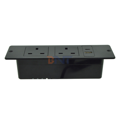 영국 표준 사용자 지정 AC 전원 소재 플라스틱 가구 벽 소재 2 개의 소지점 1 USB & 1 타입 C 포트 16A 등급 전류